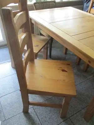 Pinie Esstisch mit 4 Stühle in sehr guten Zustand
