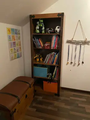 Piratenkinderzimmer Kleiderschrank und Bücherregal