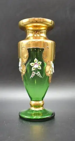 Vase aus grünem böhmischen Glas - Blattgold und Blumen - Schmuckstück!