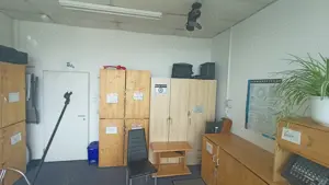 Proberaum-Übungsraum-Musikraum zentral in München mit großem Fenster