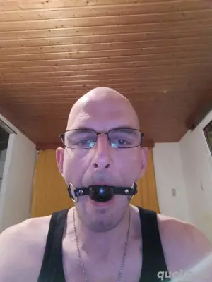 ich stelle mich heute abend nackt bewegungslos hart geknebelt zum schwänze zu blasen zu Verfügung 
