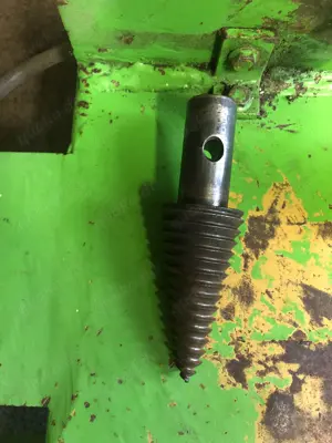 Einen Holzspalter Tisch mit Gebrauchsspuren u. verschiedene Teile Bild 4