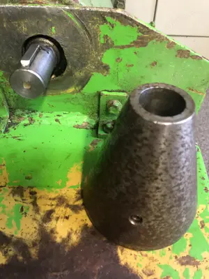 Einen Holzspalter Tisch mit Gebrauchsspuren u. verschiedene Teile Bild 3