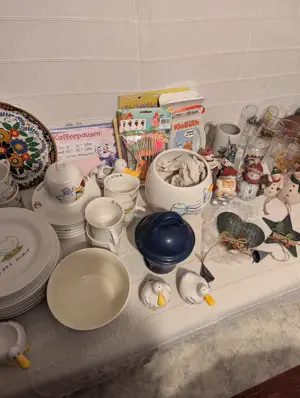 Flohmarktkisten, 5 Stck. Kartonagen, 1 Stapelbox, mehrere Tragetaschen + 2 kleine Boxen