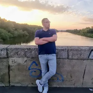 Ich suche euch, offen,  neugierig und sympathisch und habt Lust auf einen XXL bestückten Mann 