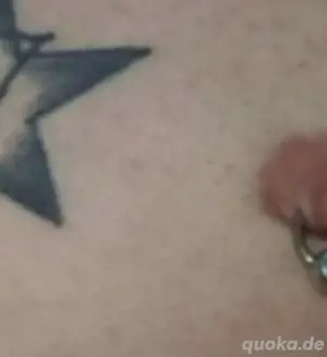 Er sucht ihn      Du bis  einen  locker  Sissi Boy. 