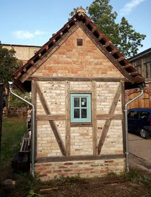 Tiny house Ferienhaus Gartenlaube Nachhaltig wohnen Altholz Restbaustoffe alte Dachziegel Altziegel  Bild 5