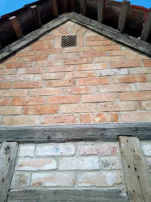 Tiny house Ferienhaus Gartenlaube Nachhaltig wohnen Altholz Restbaustoffe alte Dachziegel Altziegel  Bild 3