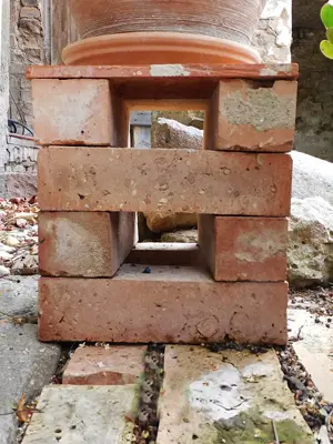 Pflanzenständer Blumentopf Untergestell Garten Konsole Beistelltisch Blumentreppe alte Ziegel Backst Bild 2