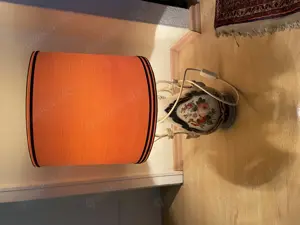 Tischlampe: alte Vase mit Schirm, sehr originell !!