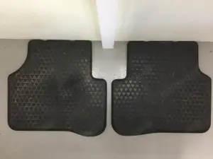2 Stück original schwere VW-Passat Gummi-Fussmatten (Allwetter). Bild 3