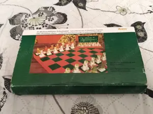 Brettspiel Schach mit handgemachten Figuren