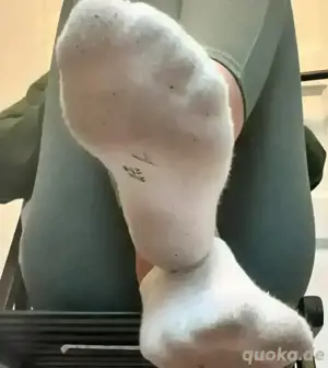 viele weisse getragene socken zu verkaufen 