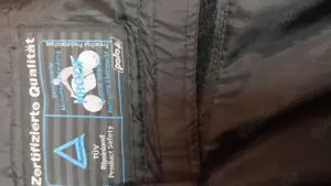 Verschiedene Motorradbekleidung Jacken, Hose.