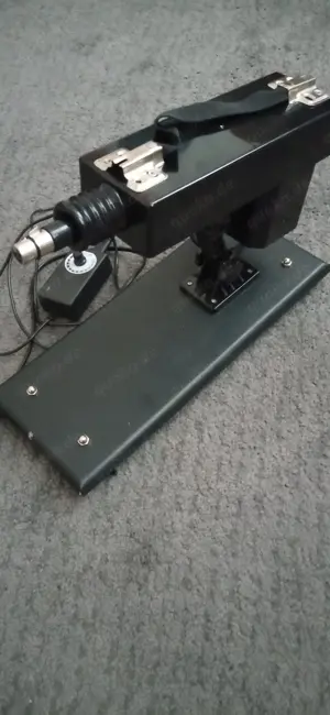 Sexmaschine mit zwei Aufsätzen 