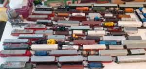 Züge spur TT, 1 Lok, meist 5 Wagen