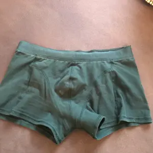 Unterhose mit feuchtem Traum durch 2 Monate Enthaltsamkeit 26J Sportlich Gutaussehend