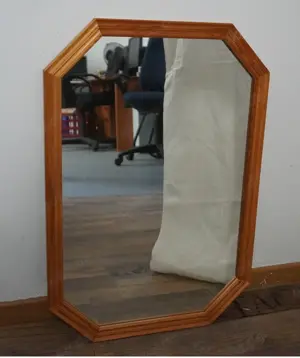 Wandspiegel, holzgerahmt in rechteckig-hexagonaler Form