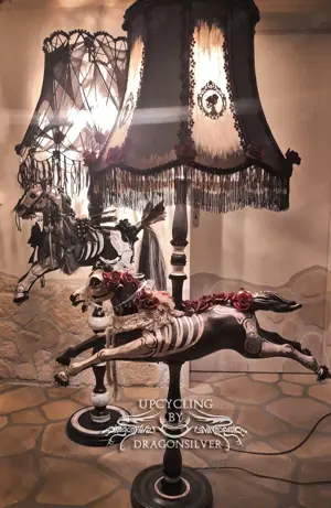 Stehlampe Dia de Muertos Karussellpferd Unikat upcycling - Mixed Media Unikat Pferdelampe