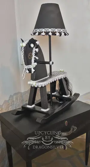 Vintage Schaukelpferd Lampe-Holz, Retro Upcycling Tischleuchte Unikat - Mixed Media