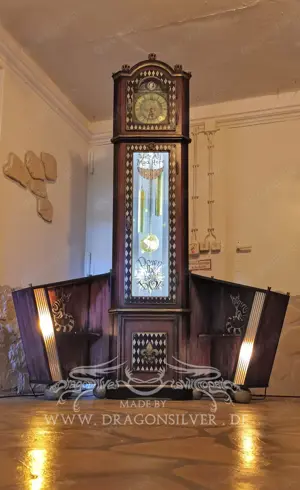 Standuhr Unikat, funktionstüchtig - Alice in Wonderland - Set mit 2 beleuchteten Beischränkchen