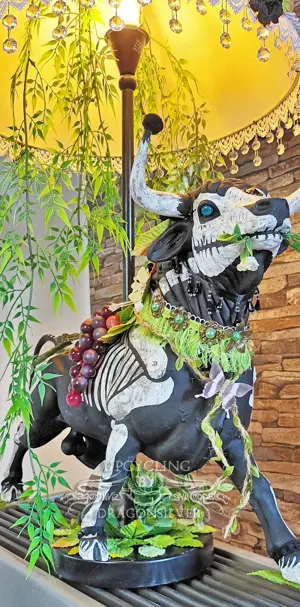 Dia de los Muertos - Stier Zeus Schreibtischlampe Tischlampe Unikat Mixed Media Stimmungsleuchte Bild 3