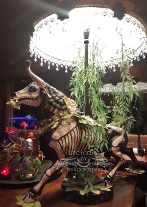 Dia de los Muertos - Stier Zeus Schreibtischlampe Tischlampe Unikat Mixed Media Stimmungsleuchte Bild 2