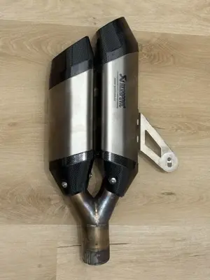Akrapovic Slip-On Endschalldämpfer BMW R 1300 GS