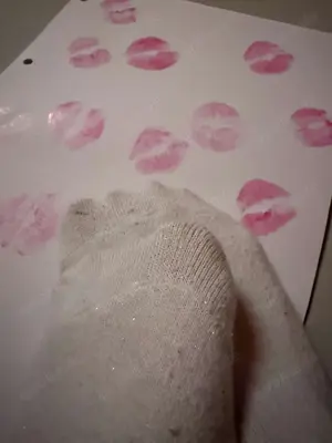 Sexy Fußbilder von einer geilen Türkin mit weiß lackierten Fußnägel 