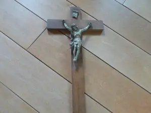 Holzkreuz mit Korpus