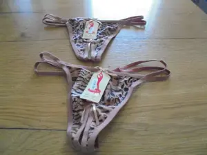 NEU: 2 Stück Damen Strings offener Schlitz Gr. S braun gemustert