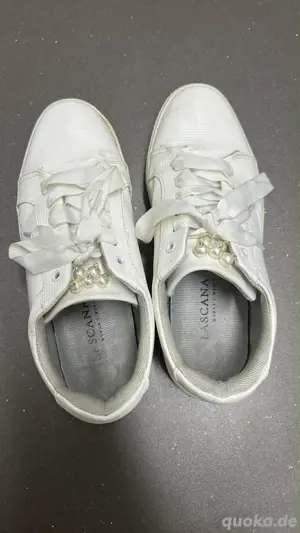 getragene Sneaker