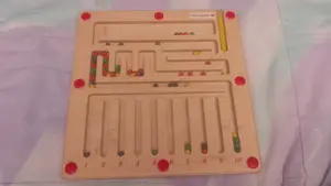 Holzspielzeug Magnetisches Labyrinth mit vielen bunten Kugeln
