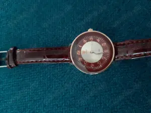 nagelneue weinrote Lederarmbanduhr