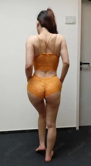 Junge Asiatin bietet Sex gegen TG