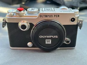 Olympus PEN-F 20.3MP Digitalkamera - Silber - Kit mit 17mm 1:1.8 Objektiv