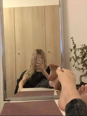 Geldsklave gesucht   für eine Frau, die mehr verdient Bild 3