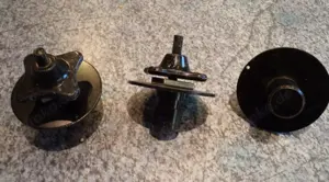 3x TV-Zapfen, schwere Qualität, Farbe schwarz, mit 2 Schrauben,1 A Zustand