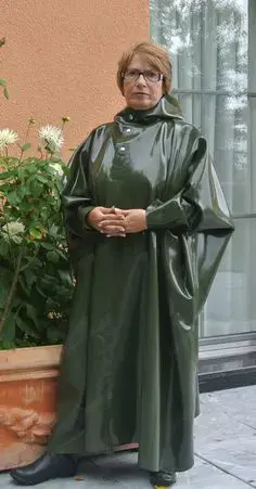 Ich suche 2 Lackmäntel und 2 PVC Regencape