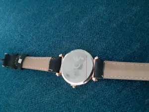 zwei wunderschöne Damen Armbanduhren in weiß und schwarz Bild 6