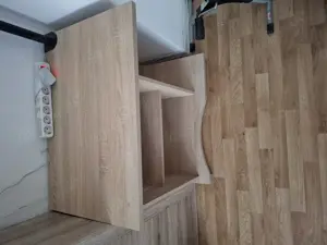 Schreibtisch mit Tastaturauszug