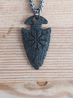 Wikinger Halskette mit Anhänger: Schwarze Pfeilspitze mit Runen