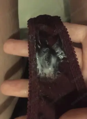Getragener Slip voller Pussy Saft 