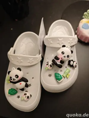Clogs mit Panda Jibbitz 