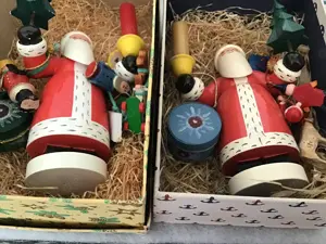 Erzgebirge 2 ältere Weihnachtsmänner. 