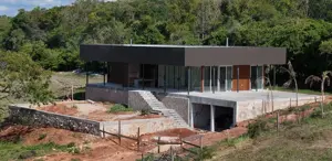 Moderne Neubau-Villa mit Pool in Independencia   Paraguay - Preissenkung