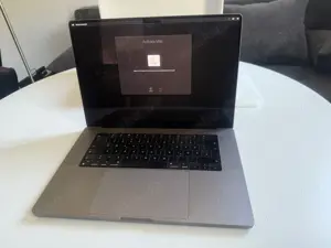 Apple MacBook Pro 16 Zoll (1TB SSD, M1 Pro, 16GB) Laptop - Space Grau - MK193D A Bild 2 Apple MacBook Pro 16 Zoll (1TB SSD, M1 Pro, 16GB) Laptop - Space Grau - MK193D A Bild 2