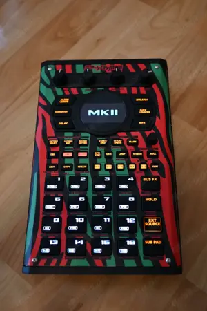 roland sp404 mk2 - Sehr guter Zustand - ATCQ Skin - mit Tasche und Decksaver Bild 5