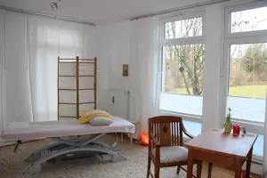 Praxisraum zur UNTERMIETE 2 Nachmittage: Dienstag u. Donnertag in Sendling Nähe U S - Bahnhof Harras