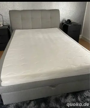 bequemes graues doppelspringbett